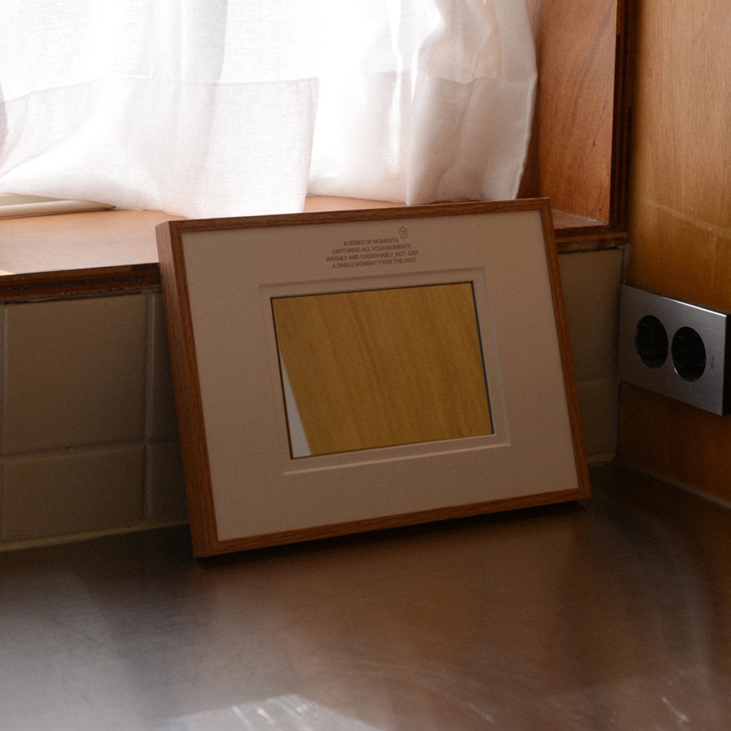 Franse wandspiegel met walnotenhouten frame – Vintage decoratie uit het midden van de vorige eeuw in een minimalistische stijl 2