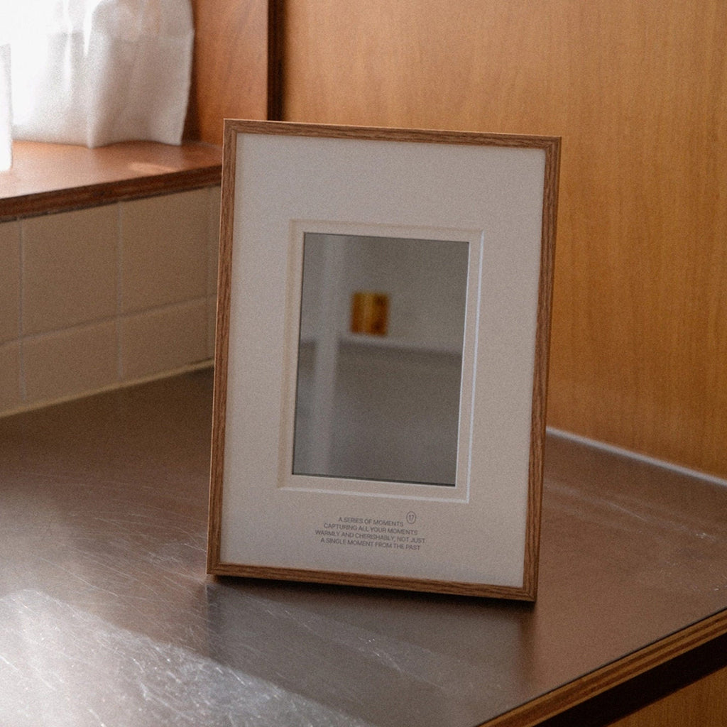 Franse wandspiegel met walnotenhouten frame – Vintage decoratie uit het midden van de vorige eeuw in een minimalistische stijl 8