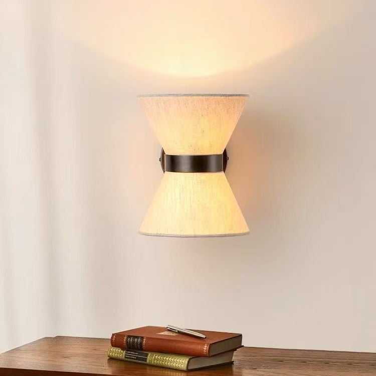 Minimalistische wandlamp gemaakt van wabi-sabi stof. 0