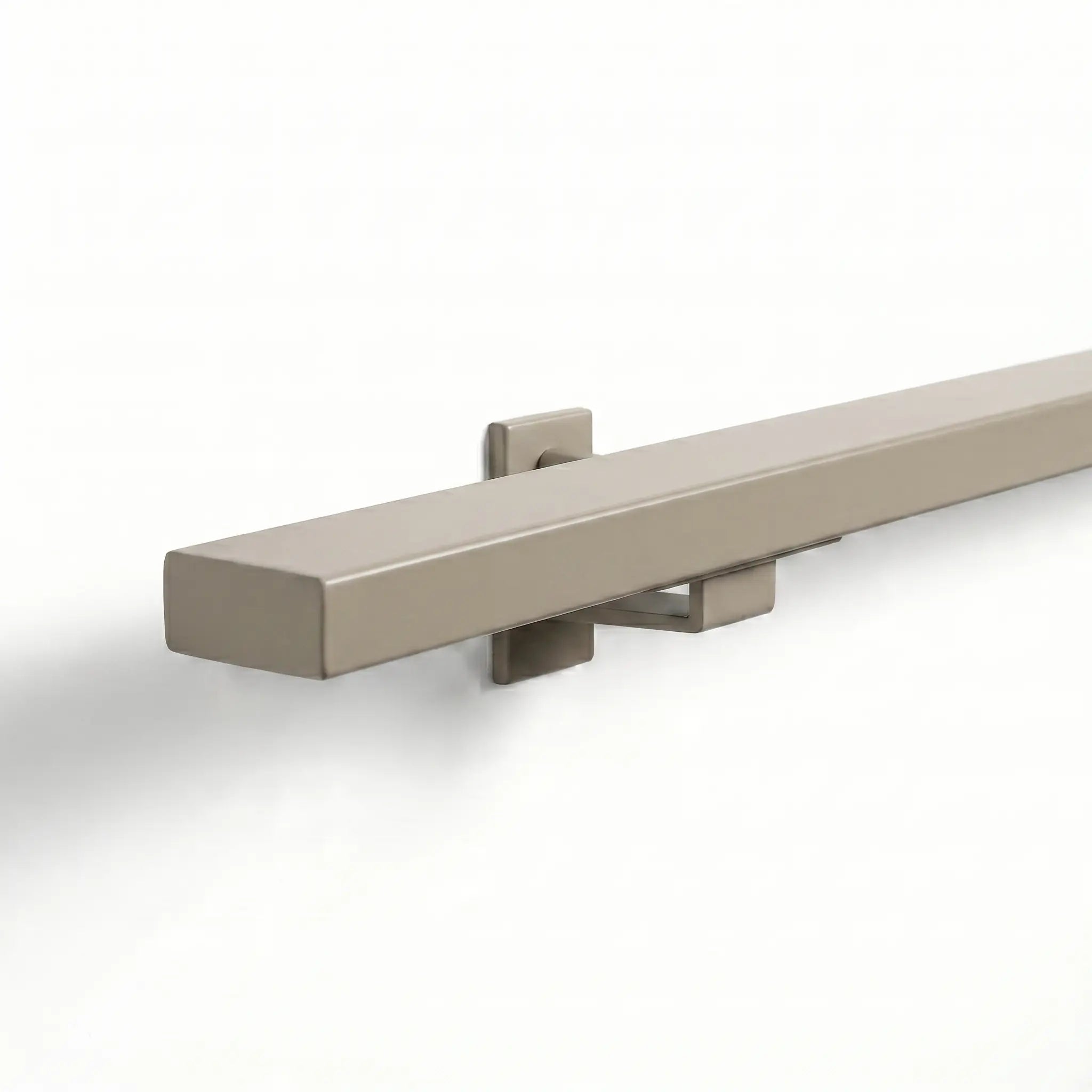 Stalen trapleuning in rechthoekig design, greige color, seamless 40x20mm profile by STAALFABRIQ, shown in image with RAL1019 finish.