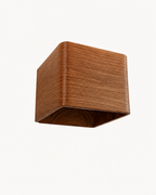 Design wandlamp met warme houtafwerking