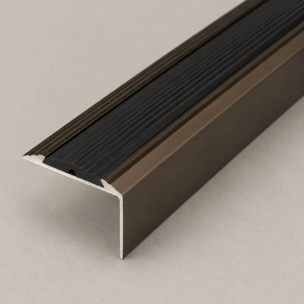 Brons trapneusprofiel from STAALFABRIQ showing a smooth, curved metal profile used for construction or finishing applications.