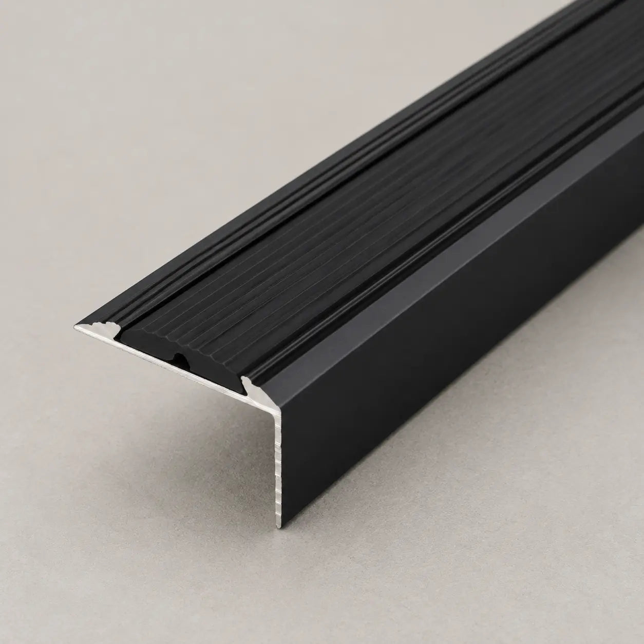 Black stair nose profile by STAALFABRIQ, featuring a sleek, smooth trapneusprofiel design suitable for flooring transitions.