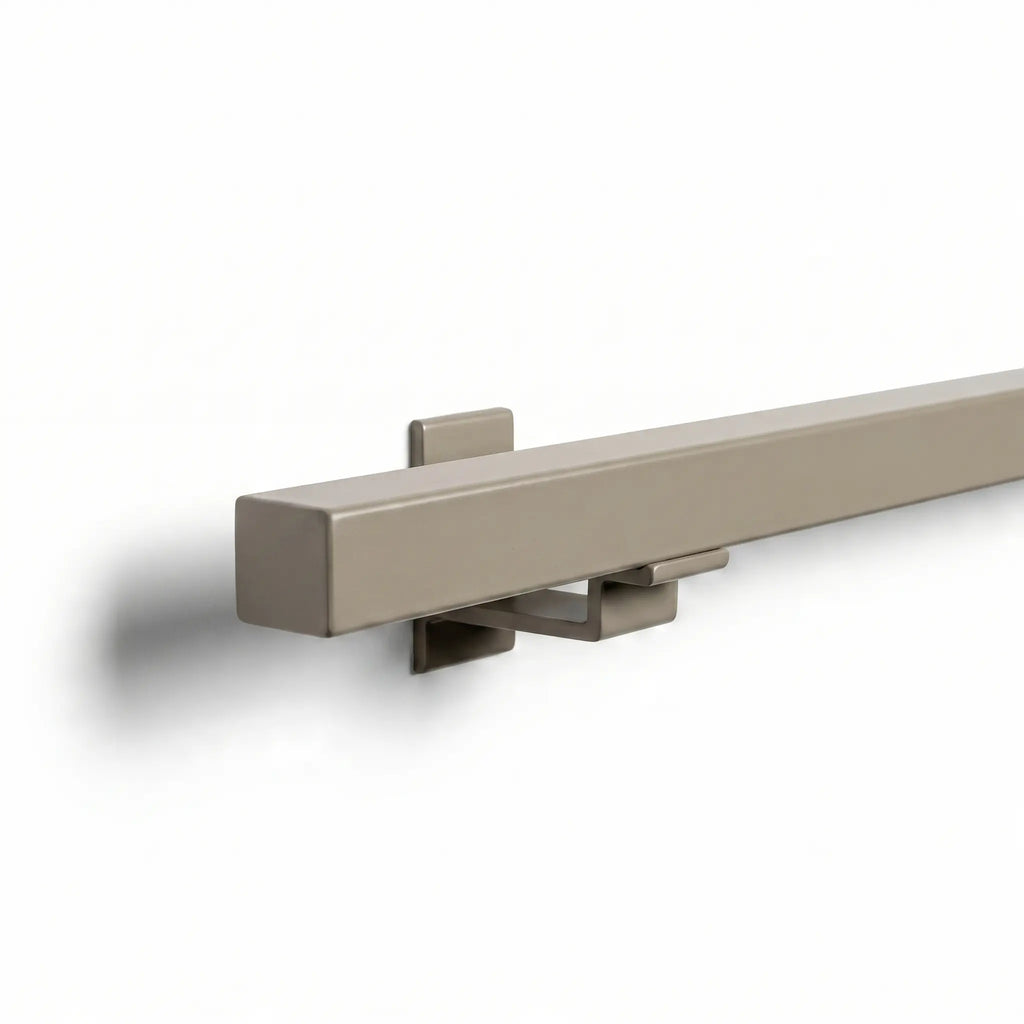 Stalen trapleuning in greige color, seamless 30x30mm square profile, by STAALFABRIQ, shown in RAL 1019 shade