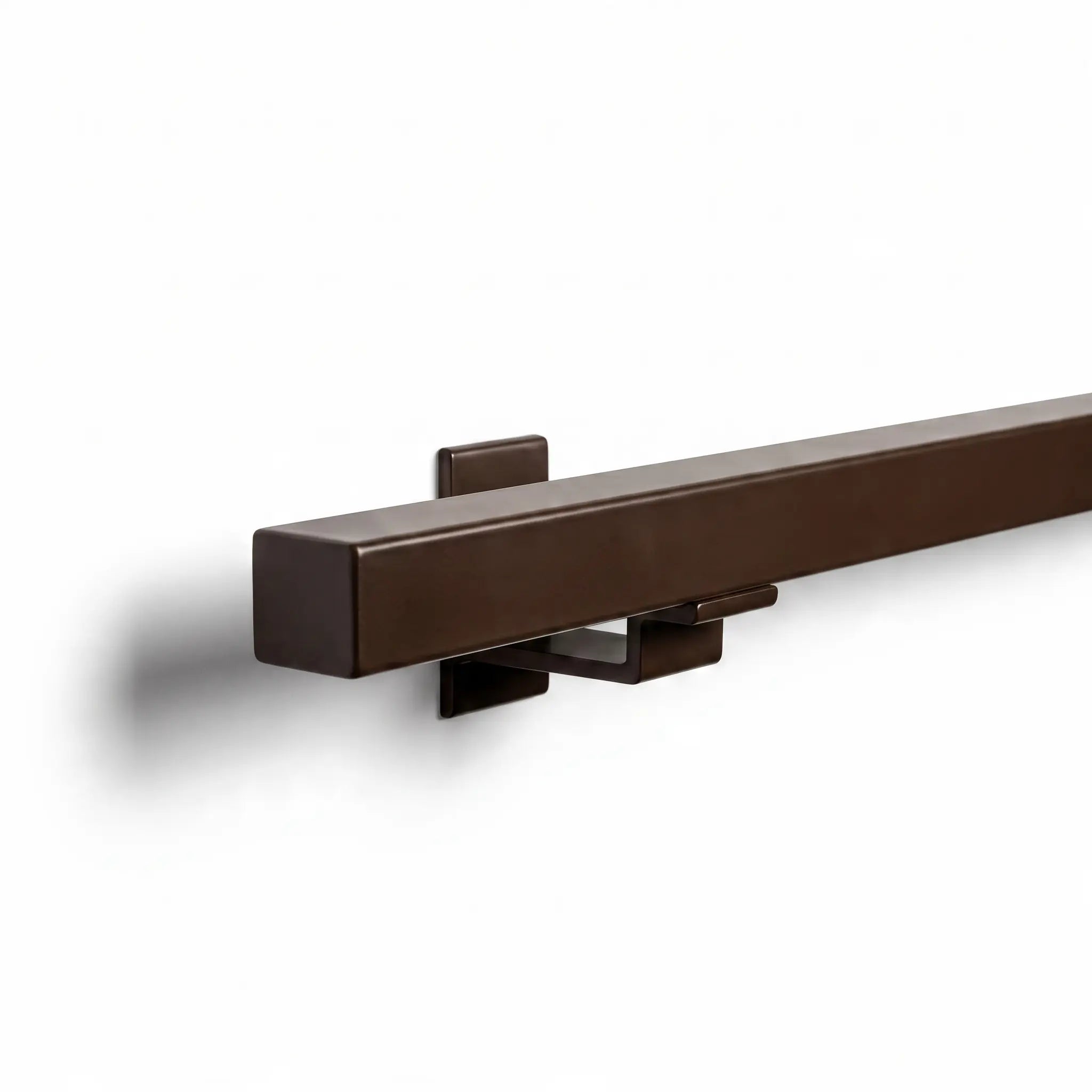 Stalen trapleuning Terra Brown vierkante naadloze handrail with 30x30mm dimensions, made by STAALFABRIQ, in RAL 8028 color.